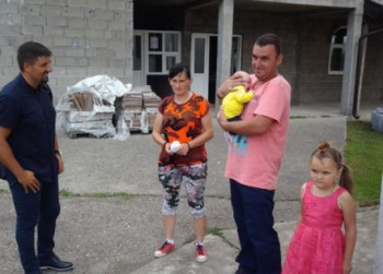 Анонимни доброчинитељ частио 104 вишечлане породице са по 2.000 KМ