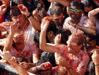 Masovni obračun paradajzom na ulicama Bunjola