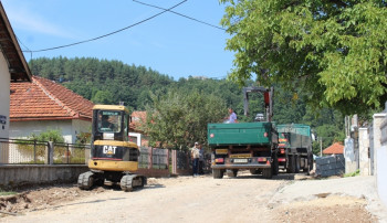 Уређују саобраћајницу у Швракином Селу