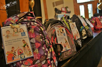 Zajedno kroz školska vrata, za djecu izliječenu od raka: UNIQA darovala školske torbe, pribor i opremu