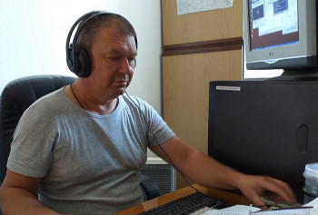 УРЕДНИК, НОВИНАР И ТОНАЦ - У најмањем и најмлађем херцеговачком радију један човјек БРИНЕ О СВЕМУ