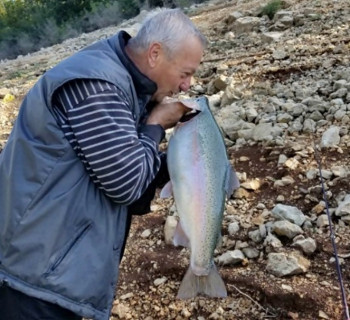 Ulovio pastrmku tešku preko pet kilograma
