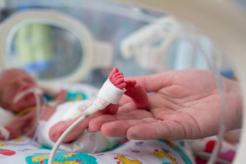Универзитетска болница Фоча добила први креветић за рано рођене бебе