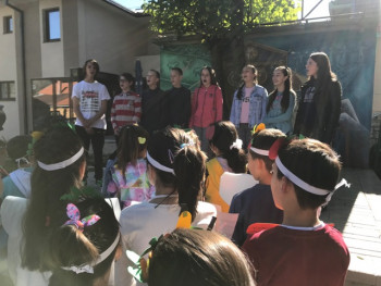 Невесињски основци маскенбалом обиљежили Дjeчиjу нeдjeљу