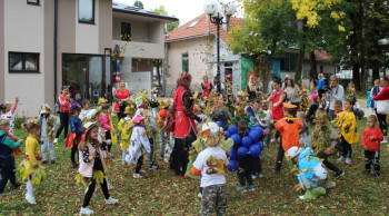 Nevesinje: Maskirani mališani prodefilovali gradskim ulicama