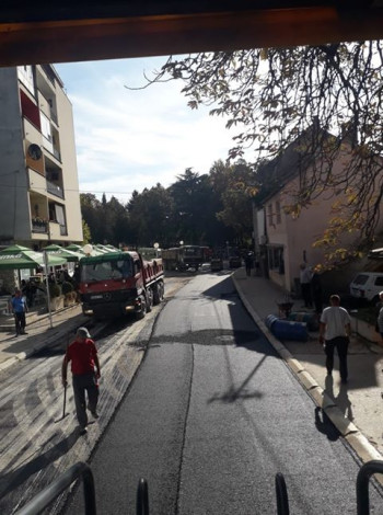 Фото вијест: Наставак асфалтирања улице Обилићев вијенац у Билећи
