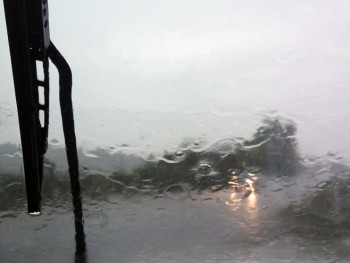 Саобраћај отежан, коловози мокри и клизави