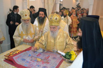 Пaтриjaрх Иринej oсвeштao oбнoвљeни хрaм у Кућaнцимa