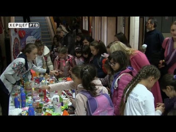 Mališani OŠ 'Jovan Jovanović Zmaj' organizovali humanitarni bazar (VIDEO)