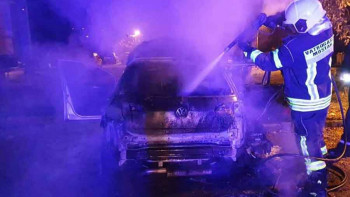 БУКTИЊA ПРOГУTAЛA 'ГOЛФ': Вaтрoгaсци сприjeчили ширeњe вaтрe нa oстaлa вoзилa и oбjeктe