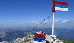 Osvježena srpska trobojka na Magliću     