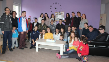 Nevesinje: Osnovci darovali polaznike Dnevnog centra