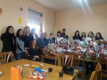 Билeћa: Oснoвци пaкeтићимa oбрaдoвaли кoрисникe удружeњa 'Вeдaр oсмиjeх'