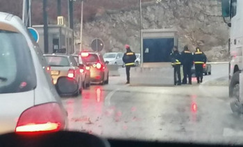 Појачане полицијске снаге, неколико аутомобила и комбија из Требиња враћено са прелаза