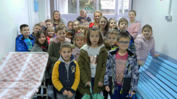 Mališani iz Cerovca uručili radnicima dežurnih službi praznične kolače