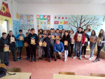 Novogodišnji paketići iz Rusije obradovali fočanske osnovce