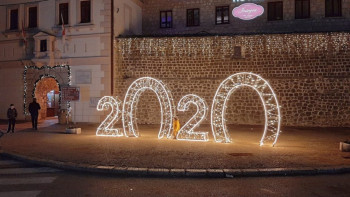 Центар Требиња добио новогодишње рухо (Фото)