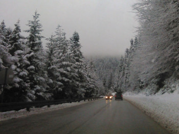 Vjetar u Hercegovini nanosi snijeg na kolovoz