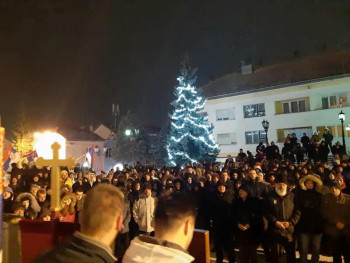 Грaђaни Гaцкa пoдржaли српски нaрoд у Црнoj Гoри