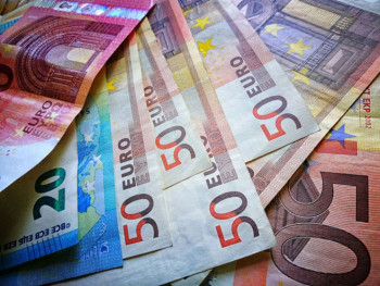 Евро пуштен у промет 1999. године