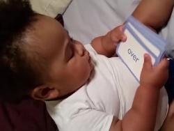 Mali genije: Ima 19 mjeseci, a zna da pročita 300 riječi (VIDEO)