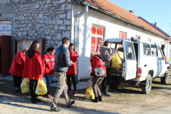 Nevesinje: Humanitarci obradovali 125 porodica božićnim veselicama i prehrambenim paketima