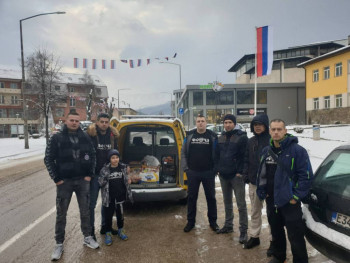 'Grobari Foča' obradovali četiri porodice božićnim pečenicama