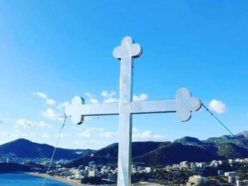 Крст висок три и по метра на брду изнад Рафаиловића