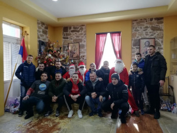 Чланови Омладинске организације 'Језерине' пакетићима обрадовали малишане