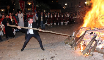 Требиње обасјано пламеном бадњака
