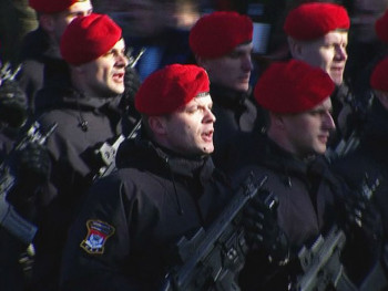 Pripadnici SAJ-a pjevaju pjesmu 'Junaci sa Košara' (VIDEO)