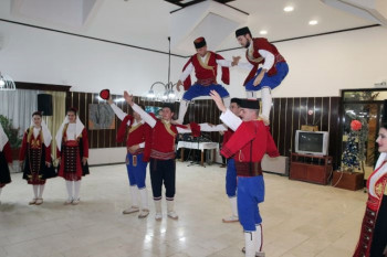 Чланови АНИ 'Јован Дучић' игром и пјесмом развеселили кориснике Дома пензионера