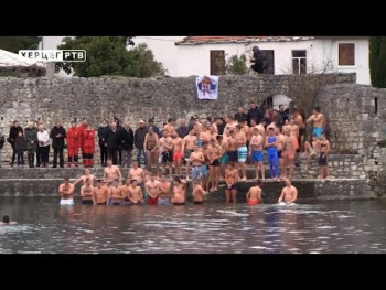 Trebinje: Tradicionalno plivanje za časni krst i ove godine (VIDEO)