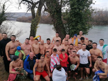 Мостар: Чедомир Судар први допливао до Часног крста