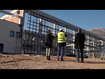 U toku postavljanje nove krovne konstrukcije na zatvorenom bazenu (VIDEO)