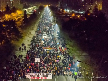 Бакљада обасјала Подгорицу: Хиљаде људи пјевало 'Ој Косово, Косово' и 'Христе Боже'
