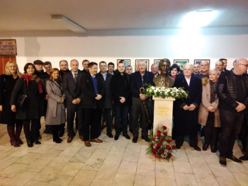 Foča: Učenici podigli bistu profesoru matematike Miću Mašiću