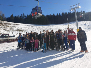 Дјеца из Требиња уче да скијају у ски-центру 'Равна планина'