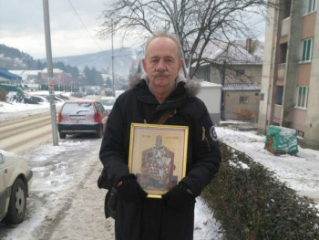 Несвакидашња литија: Човјек са иконом сам прошетао градом