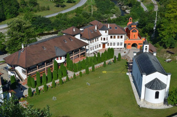 Вишеград: Сутрa мoлитвeнa литиja пoдршкe вjeрницимa у Црнoj Гoри