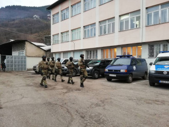 Pretresi na 21 lokaciji, pod blokadom KPZ u Foči (FOTO)