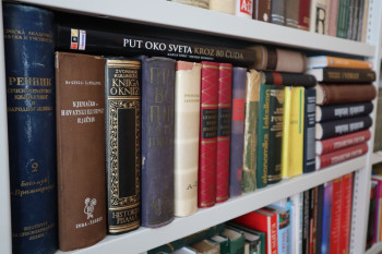 Narodnoj biblioteci u Gacku donirano 450 novih knjiga