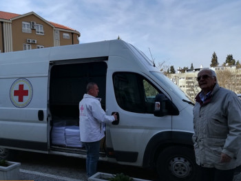 Црвени крст донирао постељину Болници Требиње