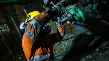 Gačanka, inženjer geologije koja radi na 500 matara dubine u rudniku