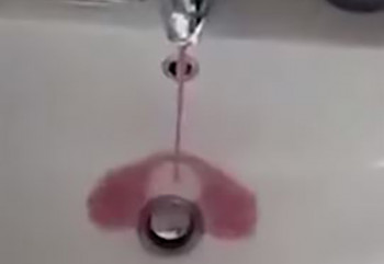 NA SREĆU ILI ŽALOST STANOVNIKA: Umjesto vode, iz slavina počelo teći VINO (VIDEO)