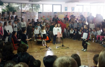 Školarci u Policama priredbom čestitali 8. mart