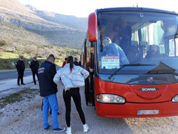 Пописани сви путници који су дошли у град