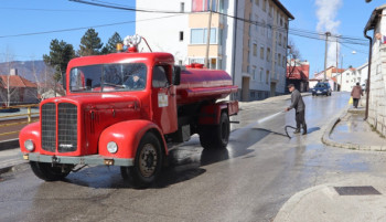 У току прање и дезинфекција улица и јавних површина у Гацку