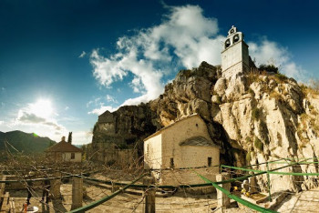 PRIJAVA PROTIV IGUMANA VASILIJA? Uprkos zabrani okupljanja u manastiru Zavala okupilo se oko 120 vjernika