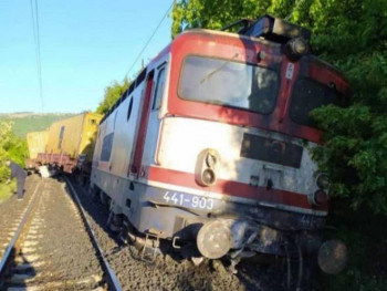 У Мостару искочио воз из шина, повријеђене машиновође